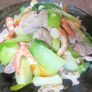 エビと豚肉、チンゲン菜の塩麹炒め